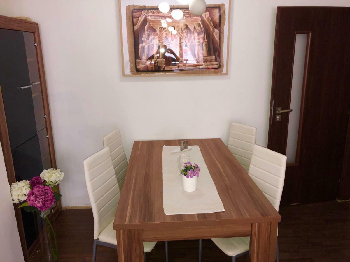 Apartman V Centru Mostu Lägenhet Exteriör bild